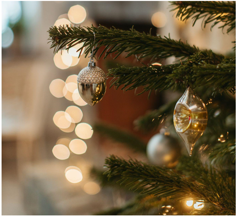 Tips for Decorating Your Prelit Artificial Christmas Tree Like a Pro